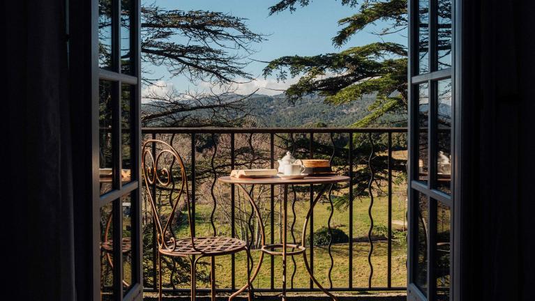 Balcon d'une chambre au Domaine Le Mouflon d'Or, hôtel 5 étoiles à Zonza en Corse